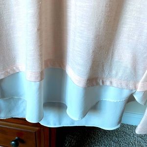 White House Black Market Spring Tunic T. Sz M Soft Peach and white